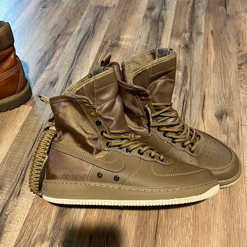 Nike brown high-top shoes. Worn once no scuff marks .original shoes strings .